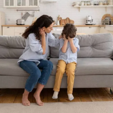 صورة لأم تحاول التواصل مع طفلها