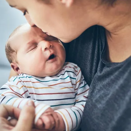 صورة للأم مع المولود