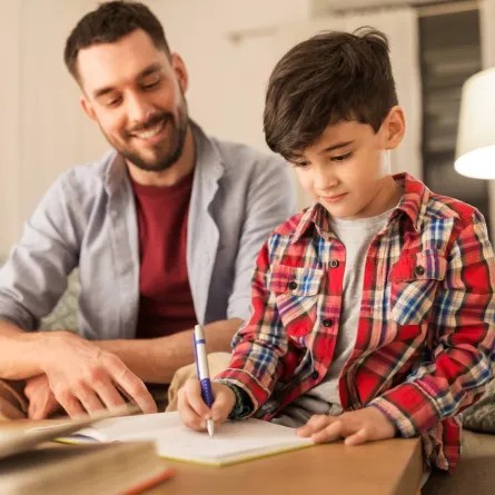 صورة لأب يتفاعل مع ابنه