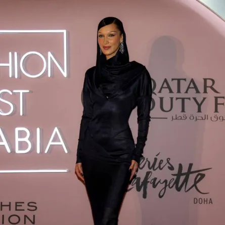 بيلا حديد ترتدي الفستان الأسود 