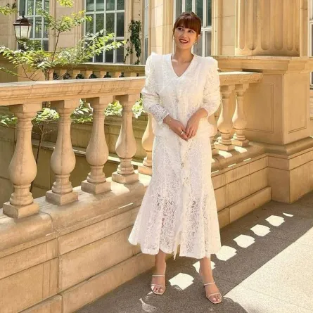 زينب البلوشي بإطلالات باللون الأبيض