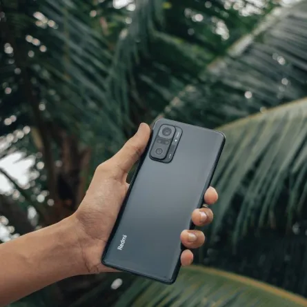 أقل من نصف سعر آيفون.. هاتف مذهل يشحن بالكامل في 9 دقائق