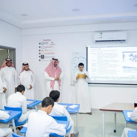 الأستاذ عبدالله الغنام مساعد مدير عام تعليم الرياض للشؤون التعليمية أثناء زيارة إحدى المدارس