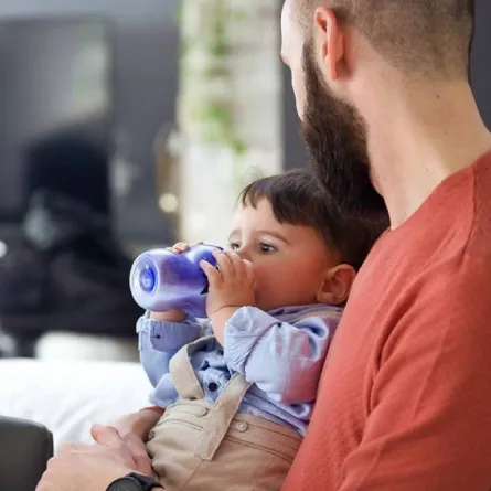 صورة لأب وطفل يرضع حليب الأم المُسخن