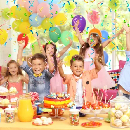 أطفال فرحون في الحفل