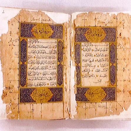 مخطوطات عربية وإسلامية نادرة في "معرض الشارقة للكتاب 2022". الصورة من "وام"