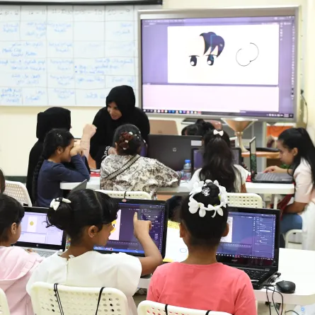 الشيخة فاطمة توجه بإعداد برنامج تدريبي تخصصي لرواد المستقبل. الصورة من "وام"