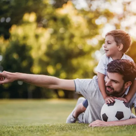 صورة للأب والابن في الملعب