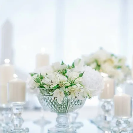 تحف مصنوعة من الزجاج على الطاولة، في العرس