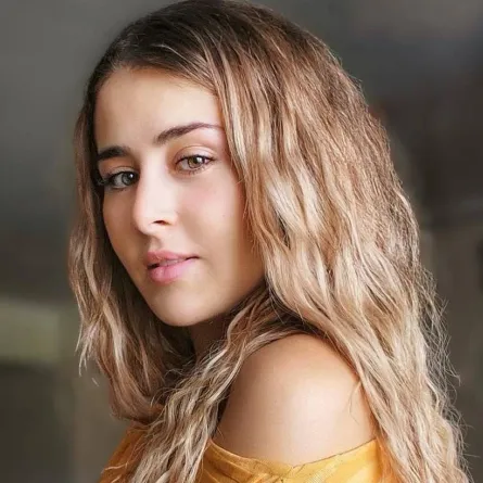 عائشة بن أحمد- صورة من صفحتها الرسمية على انستغرام