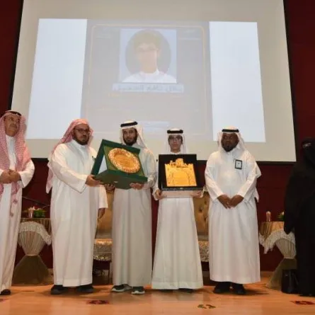 تكريم طالب سعودي يحصد المركز الأول عالميا في مسابقة الحساب الذهني من إدارة تعليم المدينة المنورة - الصورة من حساب الإدارة