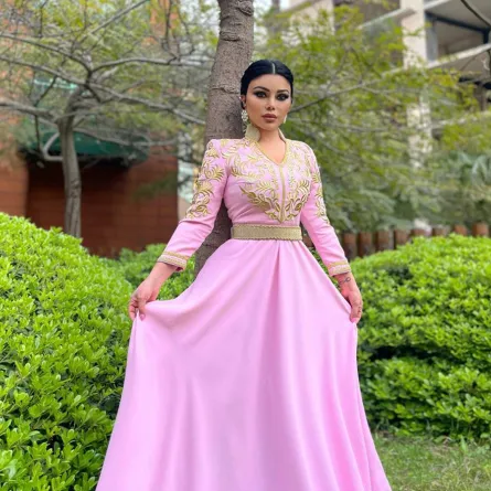 موديلات قفاطين باللون الزهري