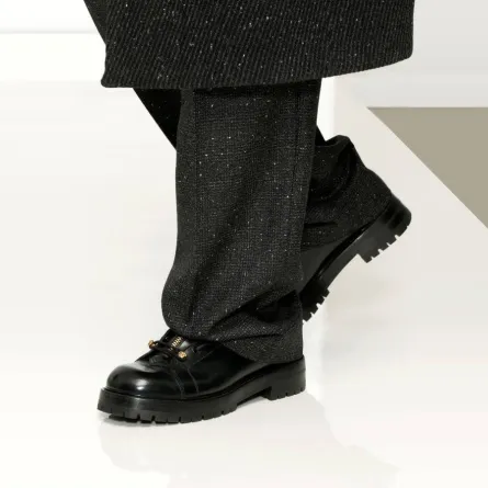 حذاء جلدي باللون الأسود من فيرساتشي «Versace»