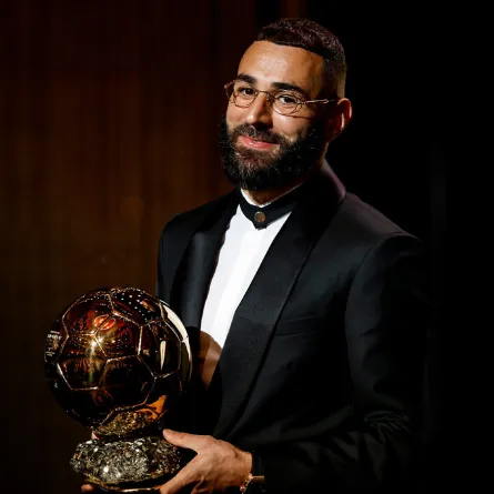 كريم بنزيمة يحصد الكرة الذهبية - الصورة من حساب ريال مدريد