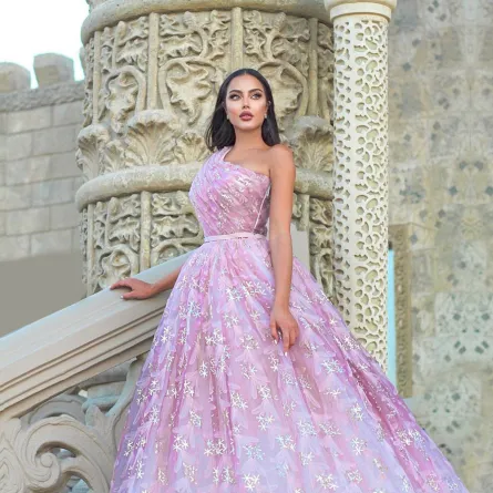 إطلالات مدوّنات الموضة بأزياء كتف واحدة