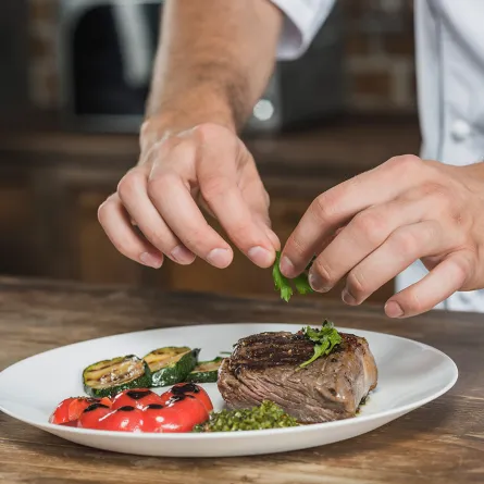 في يوم الشيف العالمي: 17 طاهياً يقدمون نصائحهم للنساء العربيات في المطبخ