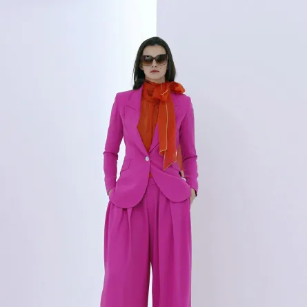 بدلة باللون الزهري الأنثوي من مينشين توماس «Menchen Tomas»