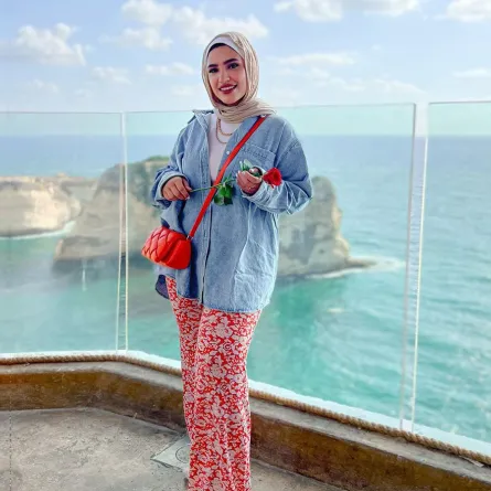 دينا رزق باطلالة حيوية