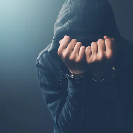 مسنة تنقذ جارها من السرقة في وسط الشارع