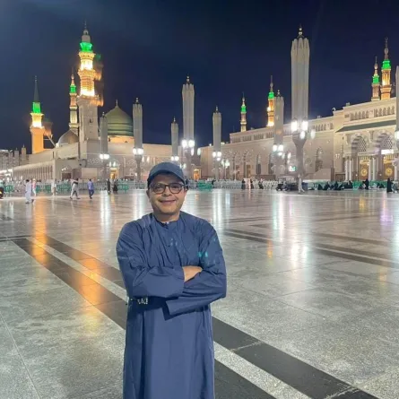 محمد هنيدي من ساحة المسجد النبوي - الصورة من صفحته الرسمية على الفيس بوك