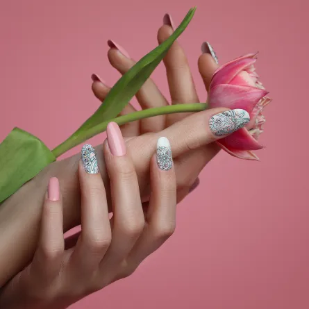 هل يمكن أن تكوني حساسة لأظافر الأكريليك؟