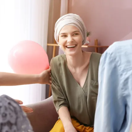 كيف أتعامل مع شخص أعرفه مصابًا بالسرطان؟