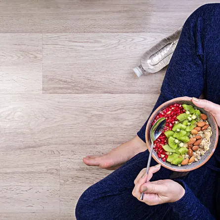 صورة لامرأة تأكل الكيوي