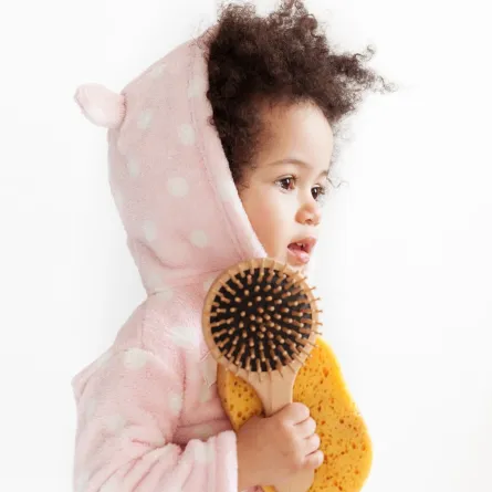 صورة لطفل يحمل فرشاة الشعر