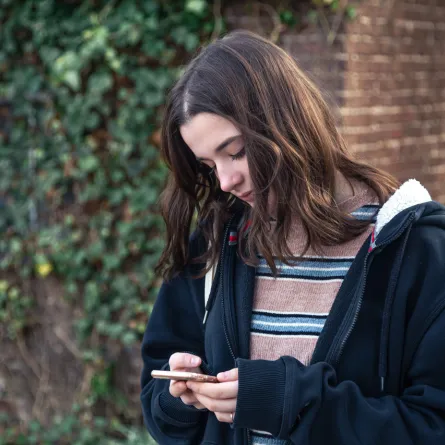 صورة لفتاة تتابع الموبايل