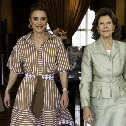 A handout picture released by the Press Service of Jordanian Queen Rania shows her (L) escorting Queen Silvia of Sweden (R) during the latter's visit to the capital Amman on October 26, 2022. Office of Her Majesty Queen Rania Al Abdullah / AFP "AFP PHOTO / OFFICE OF HER MAJESTY QUEEN RANIA AL ABDULLAH / YOUSEF ALLAN" 