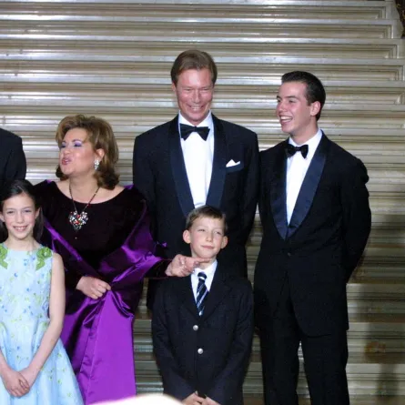 deGàD) le prince Félix la princesse Alexandra, la grande duchesse Maria Teresa, le grand Duc Henri, le prince Louis, le prince Guillaume et le prince Sébastien posent pour la photo officielle, le 07 avril 2001 au palais grand ducal à Luxembourg, lors de la célébration marquant l'accession au trône du Grand Duc Henri et la Grande Duchesse Maria Teresa. AFP PHOTO DAMIEN MEYER