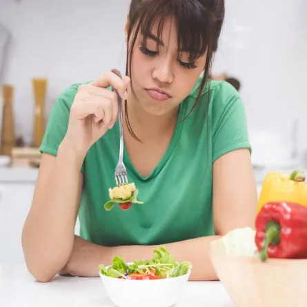 صورة لامرأة تعاني من فقدان الشهية