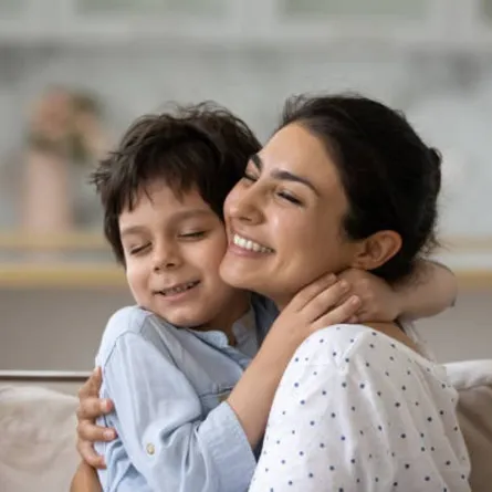 صورة لأم تحقق تواصلا جيدا مع طفلها