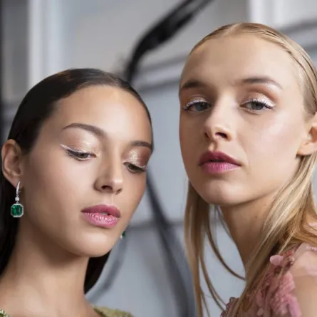 توسيع العين بالكحل الأبيض