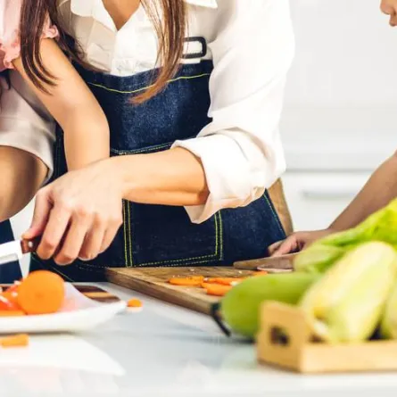 صورة لعائلة تحضر الأطباق النباتية