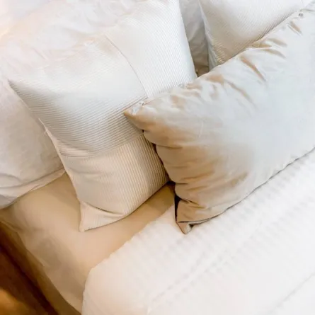 طريقة تنظيف الوسائد 