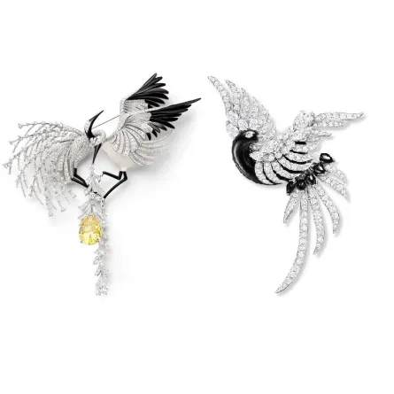 تزيني ببروشات جذابة مرصوفة بالأحجار الكريمة تناسب إطلالاتكِ بالعباية في خريف 2022