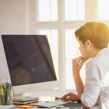 صورة لمراهق وراء الكمبيوتر