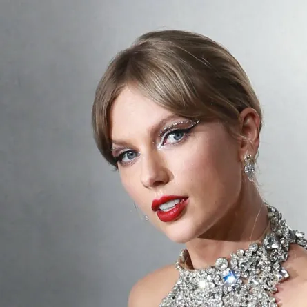 American singer-songwritter Taylor Swift poses at the red carpet during 2022 MTV Video Music Awards at the Prudential Center in Newark, New Jersey on August 28, 2022. Andres KUDACKI / AFP