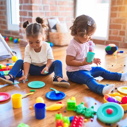 صورة تعبر عن اللعب الموازي