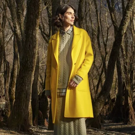 موديلات معاطف بدرجات اللون الأصفر