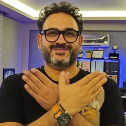 أكرم حسني -الصورة من حسابه على الانستغرام