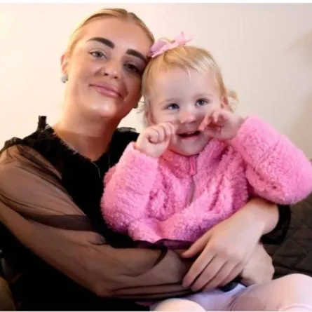 طفلة تأكل الجدران والأثاث بسبب حالة نادرة