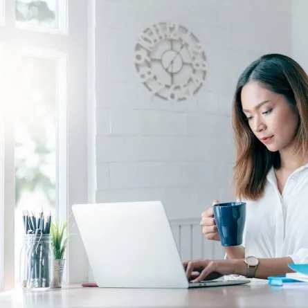 موظفة عاملة عن بعد