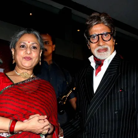 Indian Bollywood actor Amitabh Bachchan (R) and his wife Jaya Bachchan attend the premier of the Hindi film “Chittagong” directed by Bedabrata Pain in Mumbai on October 3, 2012. AFP PHOTO/STR STRDEL / AFP