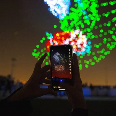 نور الرياض يضيء سماء العاصمة بوميضه اللامع في الرياض