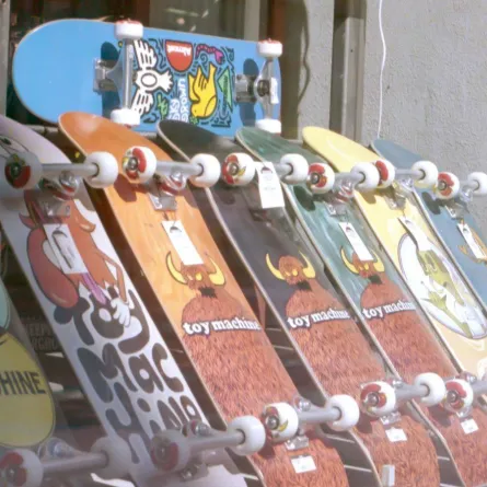 لوحات تزلج ملونة