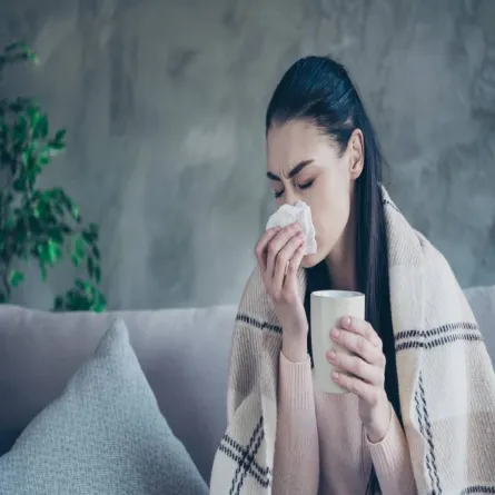 صورة لامرأة تعاني من التهاب الأنف