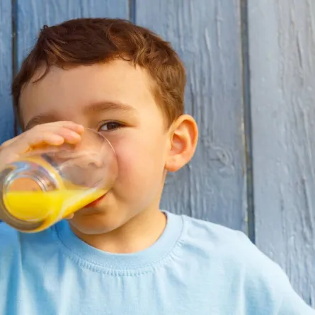صورة لطفل يشرب العصير