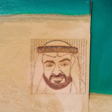 احتفالا بيوم العلم.. 4000 علَم تُشكّل صورة رئيس الدولة في "حديقة الأعلام" بدبي - الصورة من وام